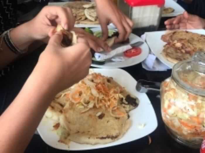 Pupusas de quesillo chicharrón y mixtas