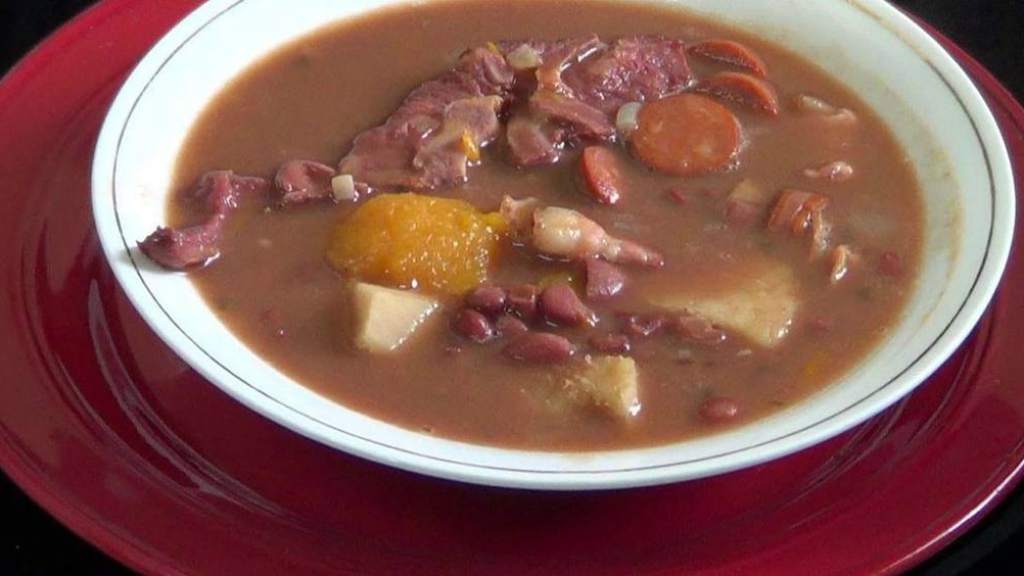 Sopa de Frijoles con Pellejos de Cerdo Catracho