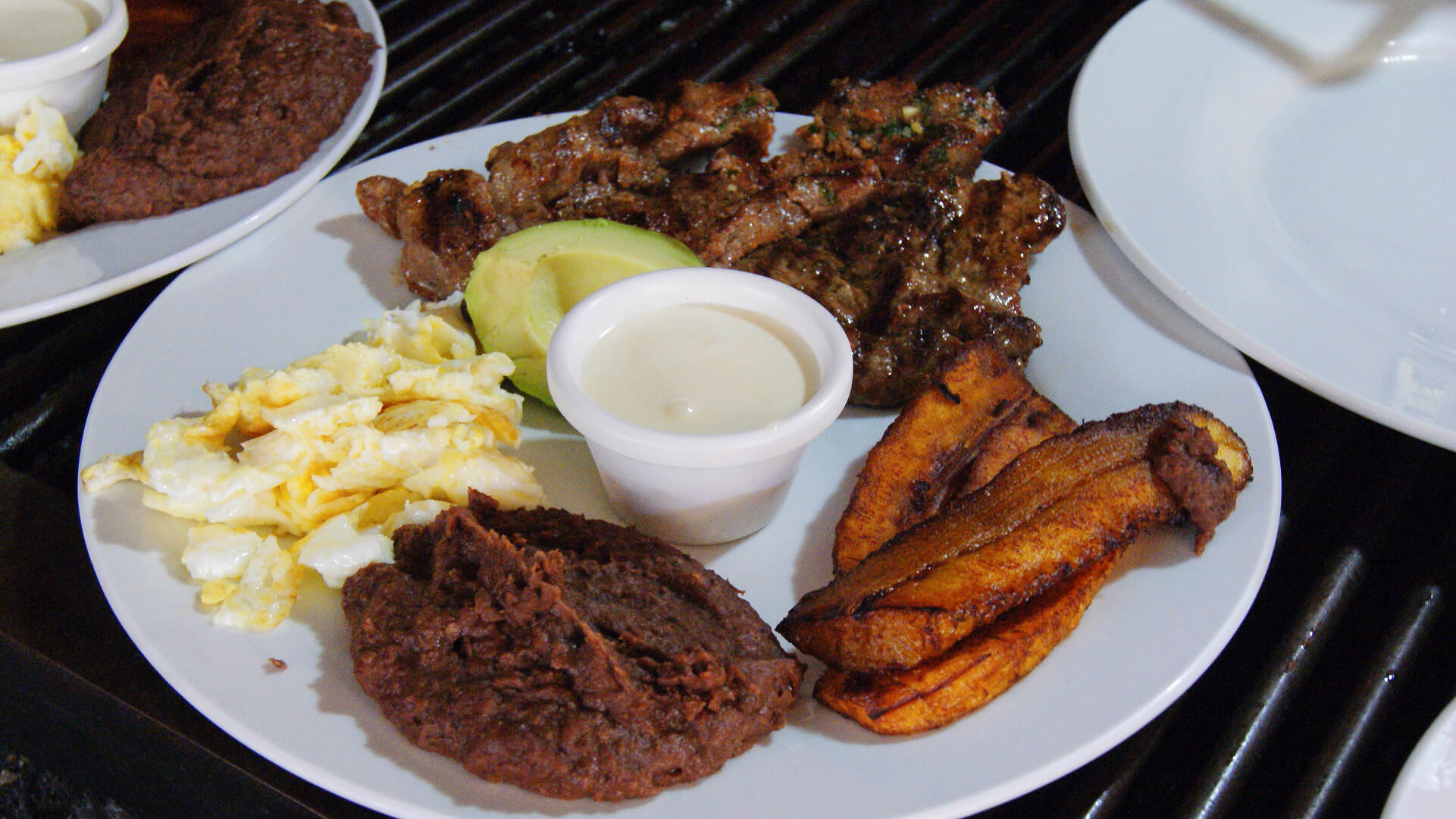 Comida típica con carne asada